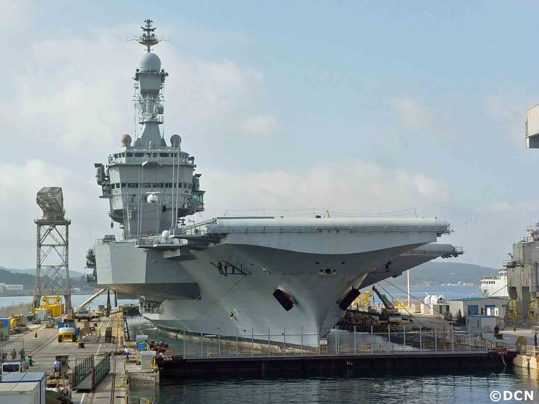 PHOTO 2 — Porte-avions en IPER